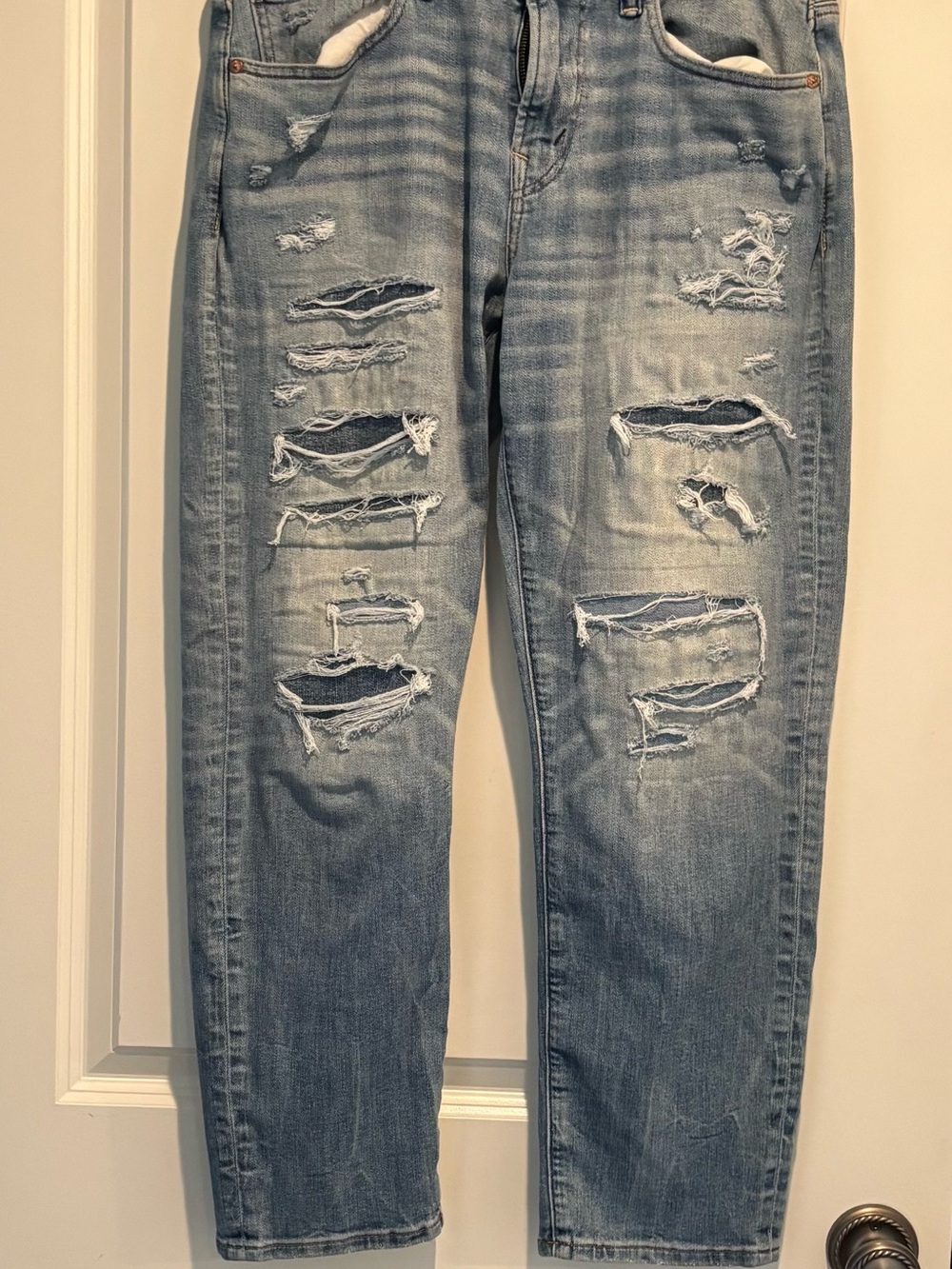 American Eagle Outfitters Light Denim ripped Jeans